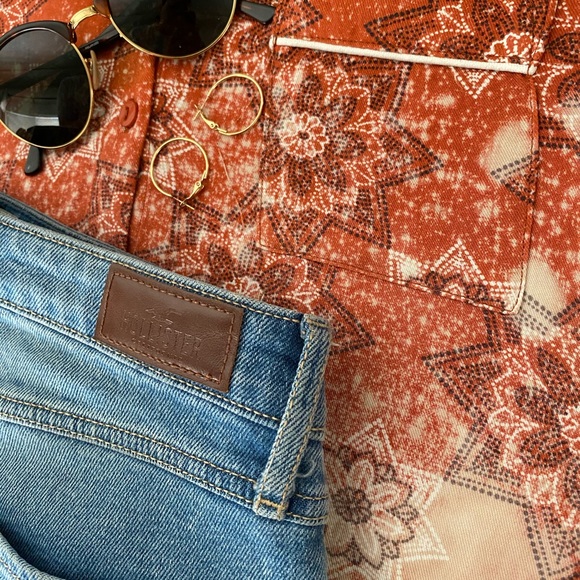 S- Floral Bleached Button Down crop top - Picture 4 of 5